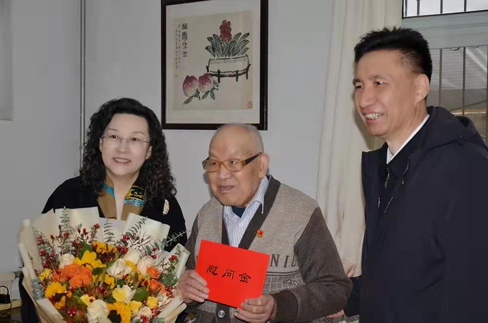 濟(jì)南產(chǎn)發(fā)集團(tuán)黨委副書記、總經(jīng)理黃蓓走訪慰問離休老干部、老黨員